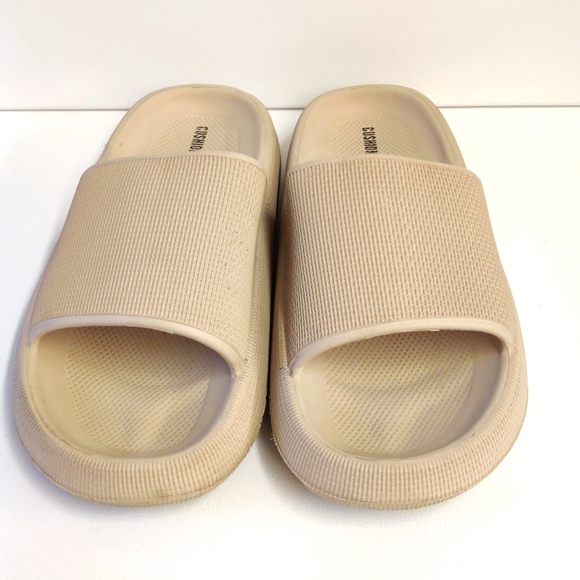 CUSHIONAIRE Women's Feather Cloud Recovery Slide Bahrain